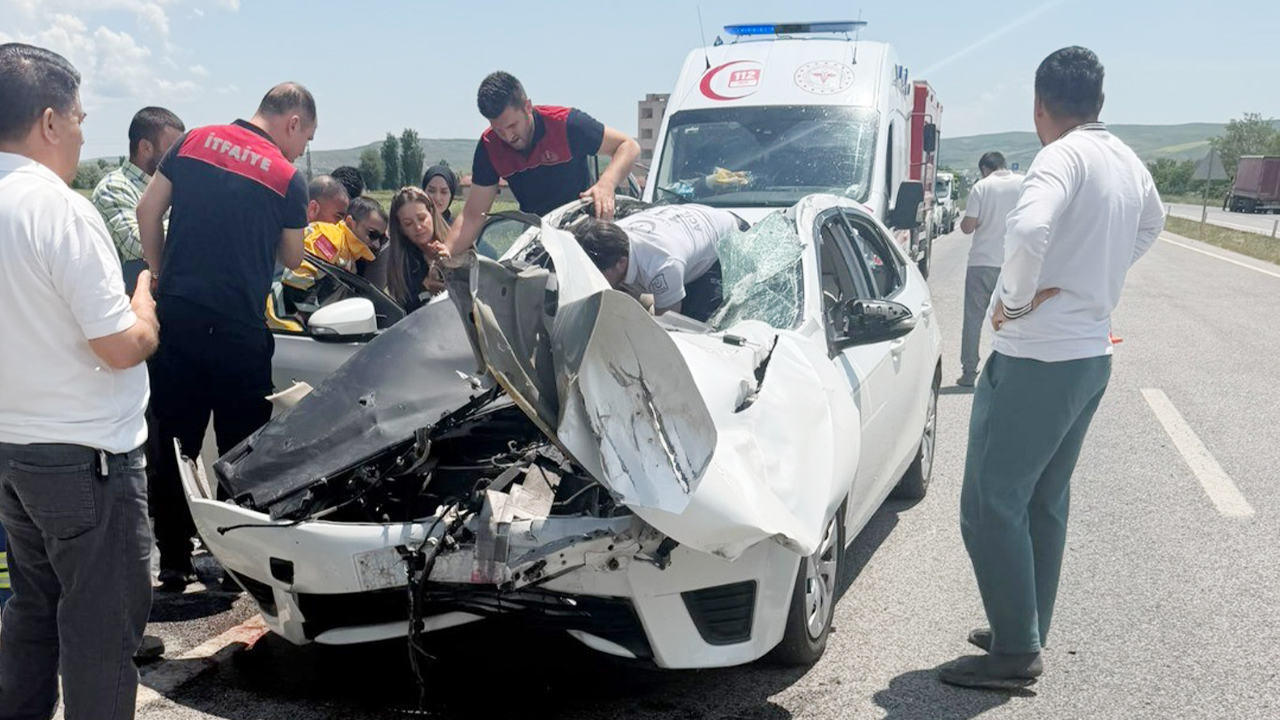 Son dakika Yozgat’ta hızlı tren kavşağında feci kaza! Otomobilin tavanı koptu!