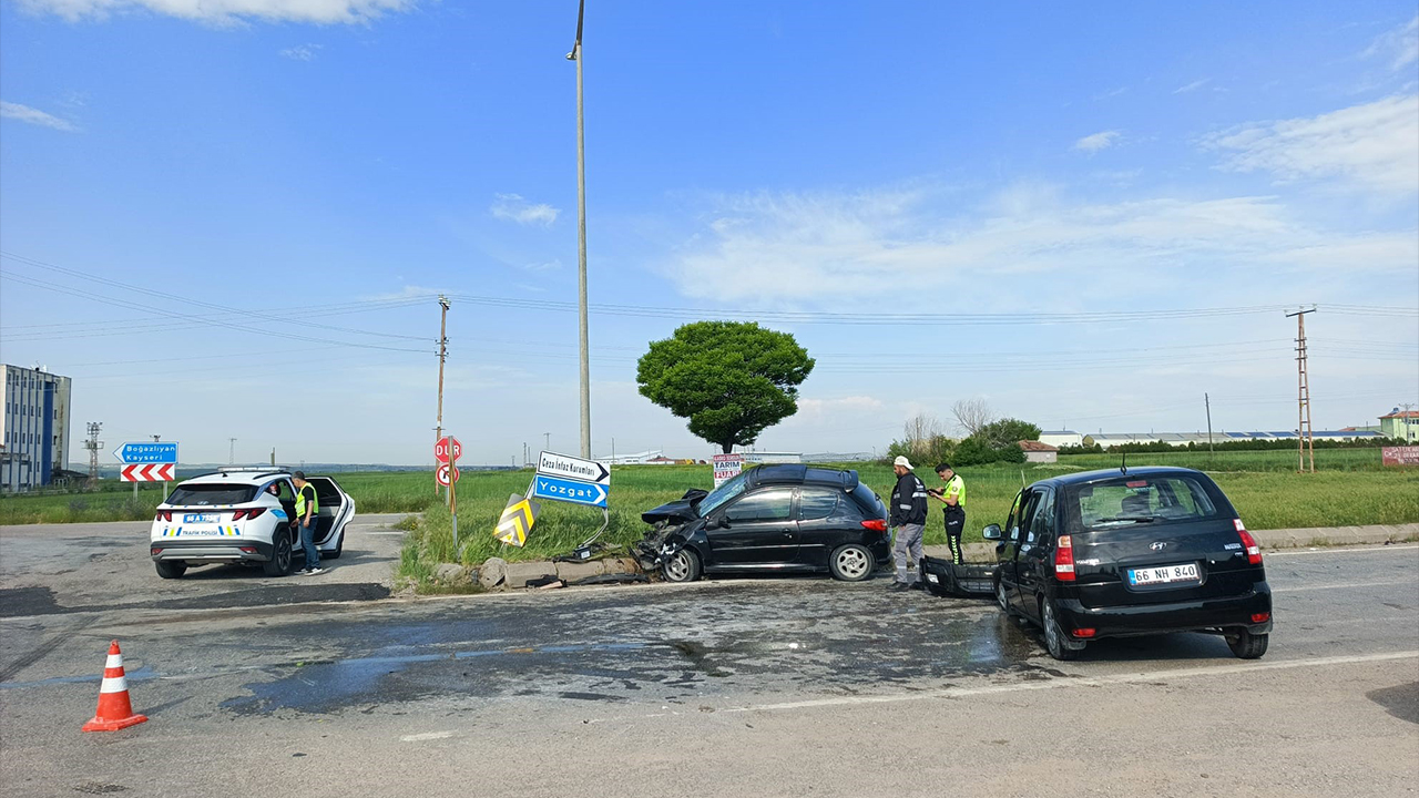 Yozgat’ta kavşakta 2 otomobil çarpıştı, 7 kişi yaralandı