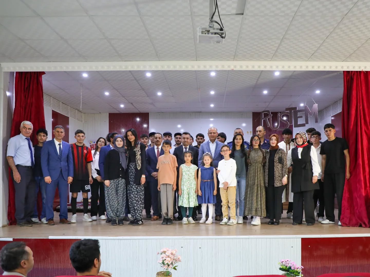 Çekerek 15 Temmuz Şehitleri Anadolu Lisesi’nden Tiyatro Gösterisi: Komşu Köyün Delisi Büyük Beğeni Topladı