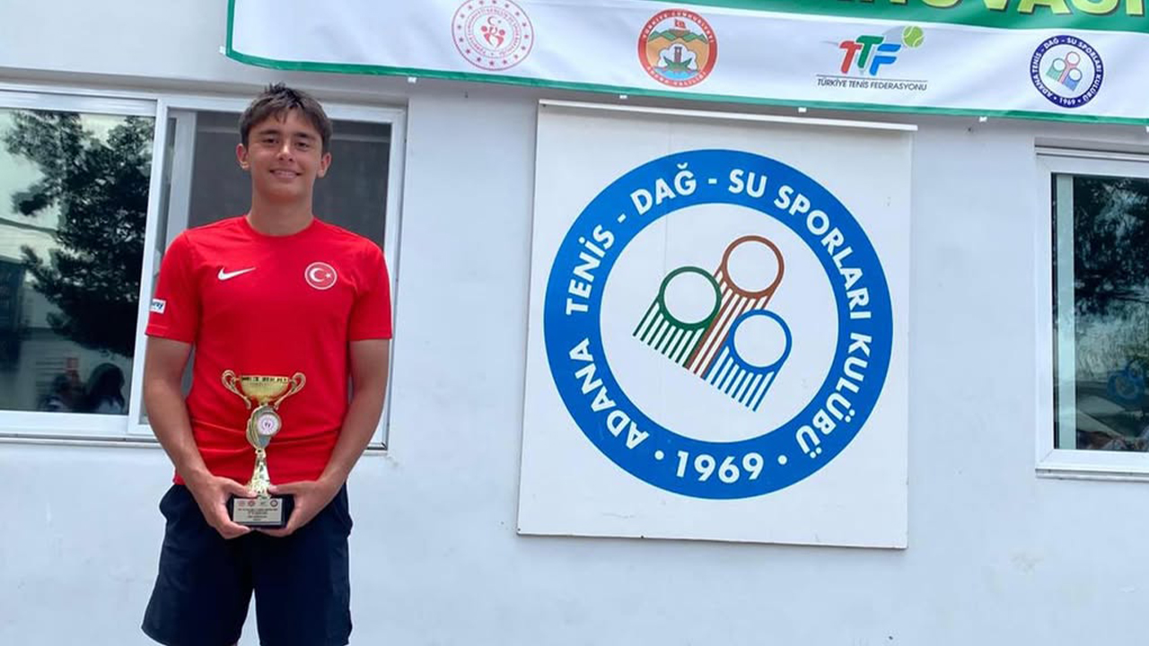 Gazi Anadolu Lisesi Öğrencisi Kuzey Öner Teniste Milli Takıma Seçilerek Okulunun Gururu Oldu