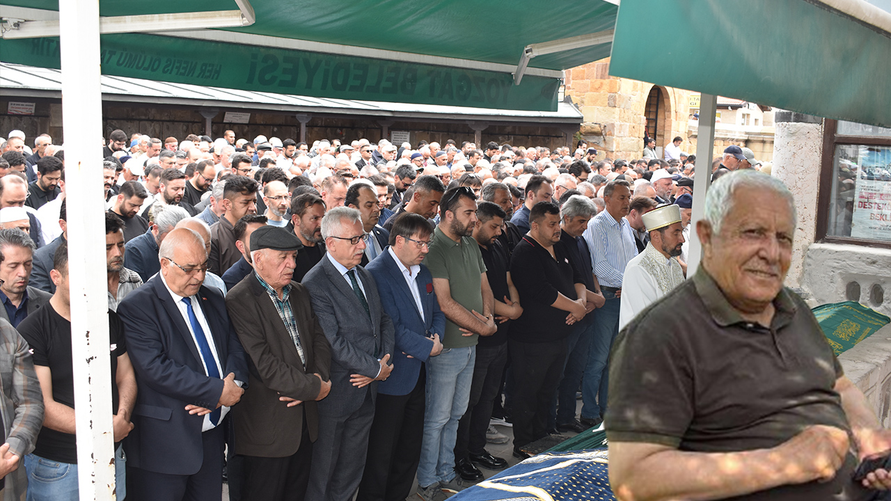 Yozgat sevilen ve sayılan ismi Mehmet Okur son yolculuğuna uğurlandı