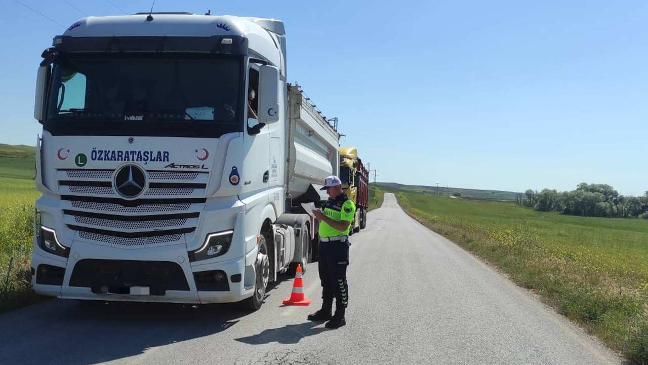 Şefaatli’de Yük Taşımacılığına Sıkı Denetim: Belgeler ve Takograflar Tek Tek Kontrol Edildi