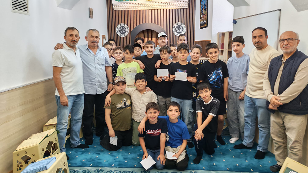 Viyana Saraykentliler Derneği'nden örnek Davranış: Camiye Gelen Çocuklara Harçlık Geleneği Sürüyor