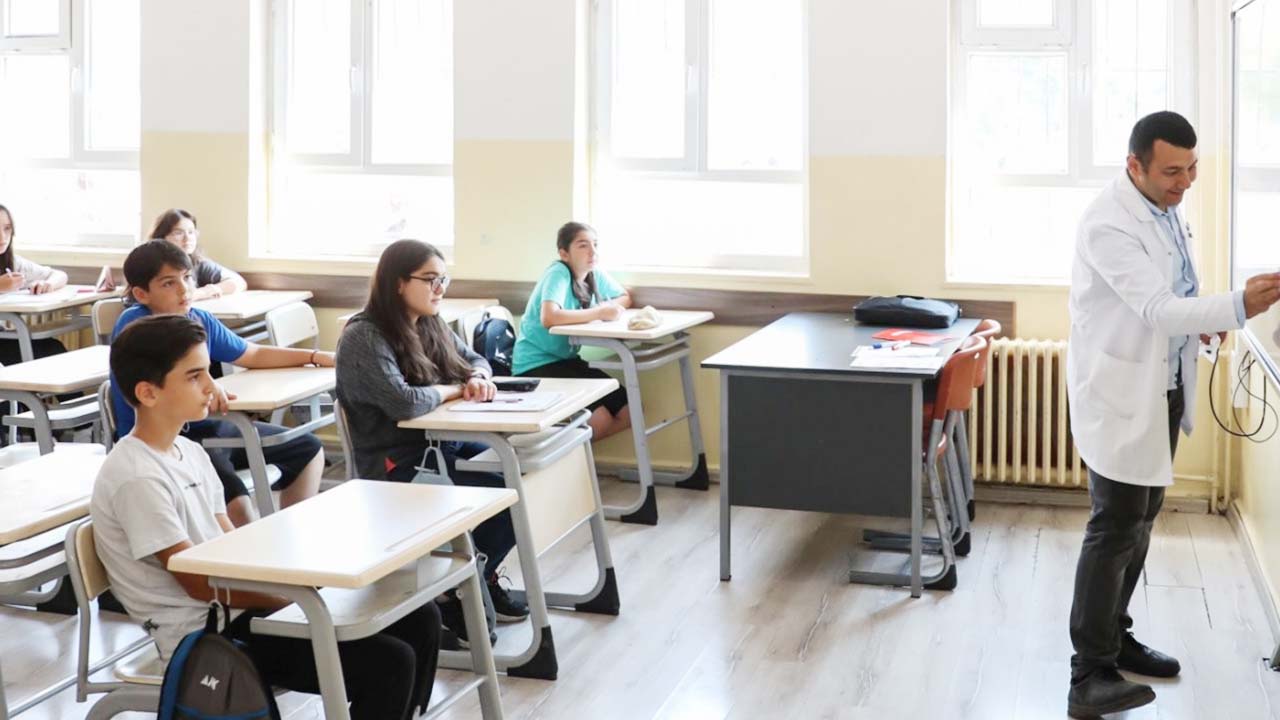 Yozgat'ta da öğrenciler bu sorunun cevabını arıyor. 9 Haziran Okullar Açık mı? Kurban Bayramı Tatili Ne Zaman Bitiyor?