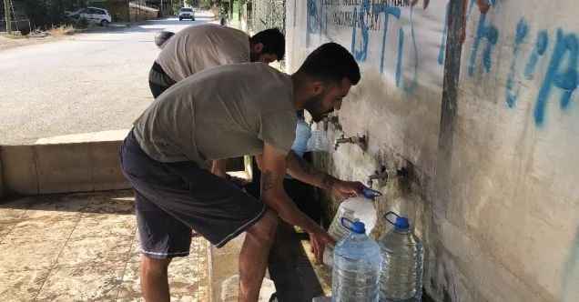 Evlerine bidon bidon su taşıyorlar