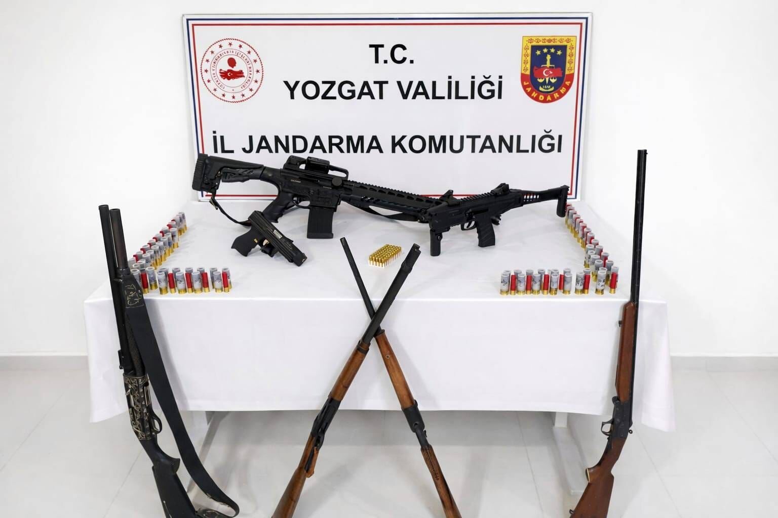 Yozgat Merkez’de Silah Operasyonu: Köy Evinde Ruhsatsız Tüfek ve Tabanca Ele Geçirildi