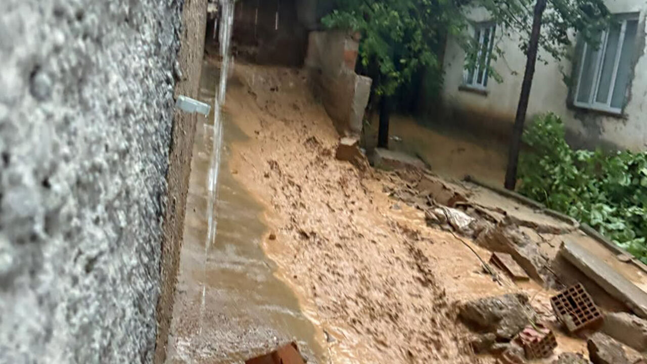 Şefaatli’de Sağanak Yağış Bahçe Duvarlarını Yıktı: Evlerde Maddi Hasar Oluştu
