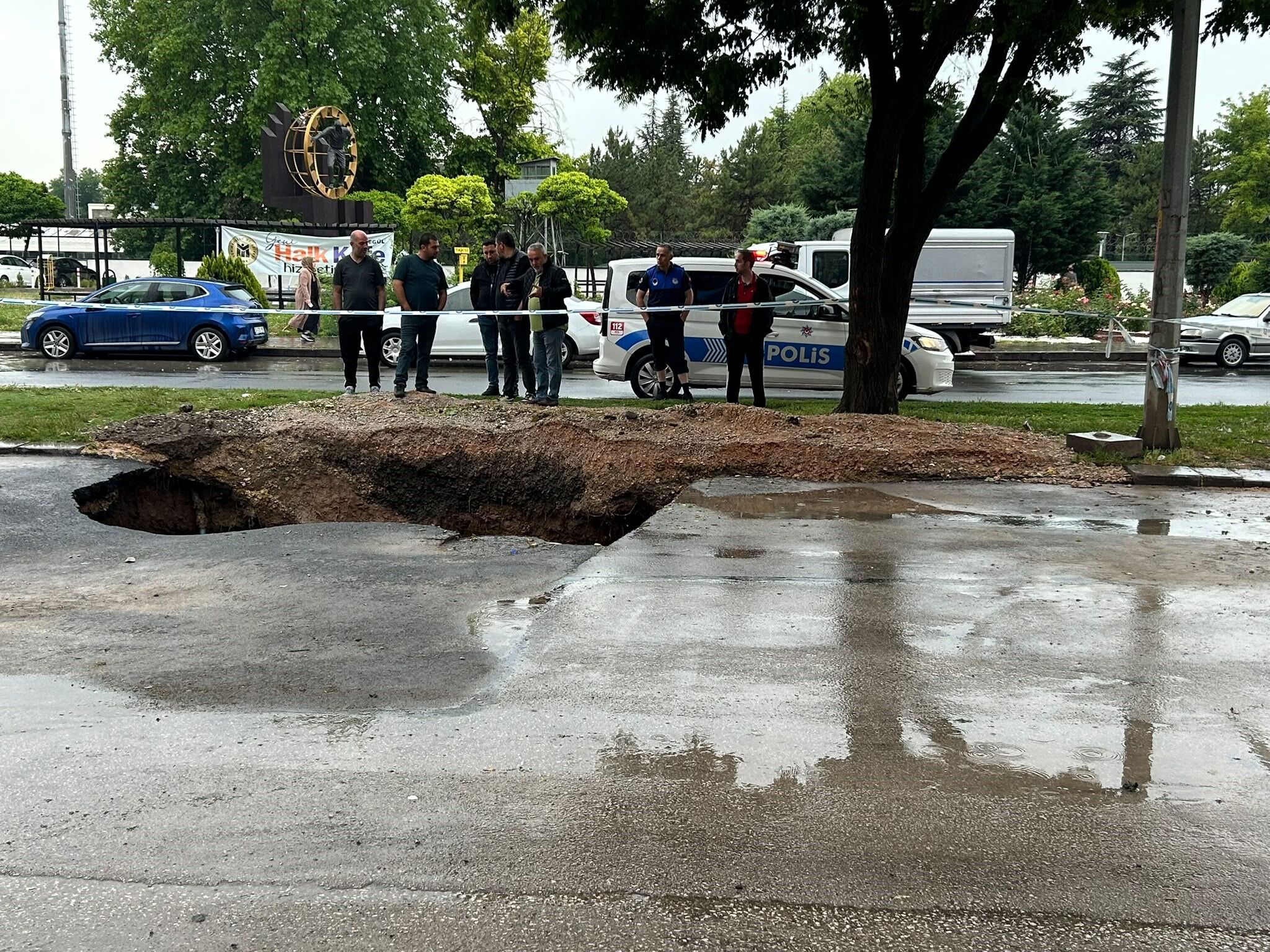 Ankara’da Sağanak Sonrası Yol Çöktü: Demetevler’de Güvenlik Önlemleri Artırıldı