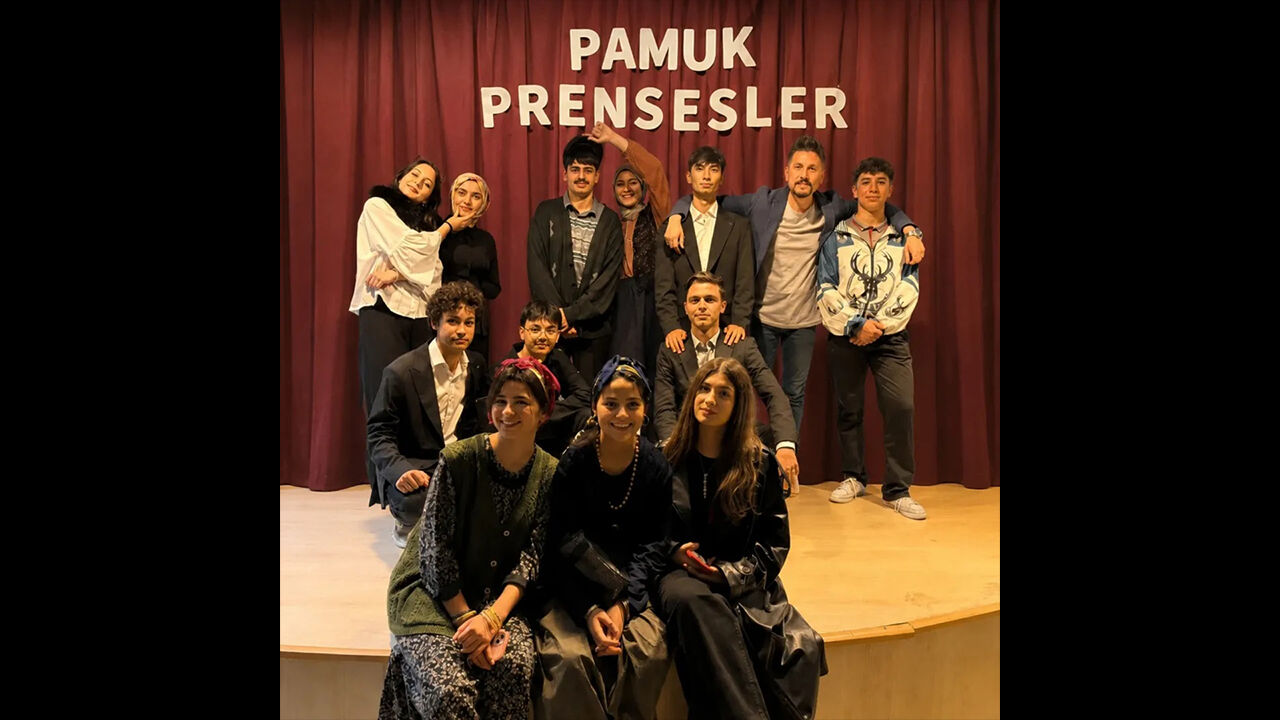 Sorgun Anadolu Lisesi’nden Yıl Sonu Tiyatro Gösterisi: “Pamuk Prensesler” Sahnelendi