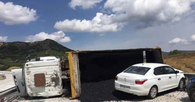 Sivas’ta asfalt yüklü kamyon devrildi: 4 Yaralı