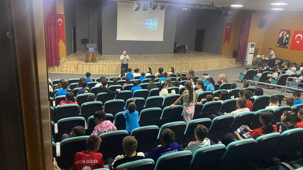 Sarıkaya’da Bilim Şenliği Coşkusu: Öğrenciler Hem Söyleşi Hem Gökyüzü Gözlemiyle Bilimle Buluştu