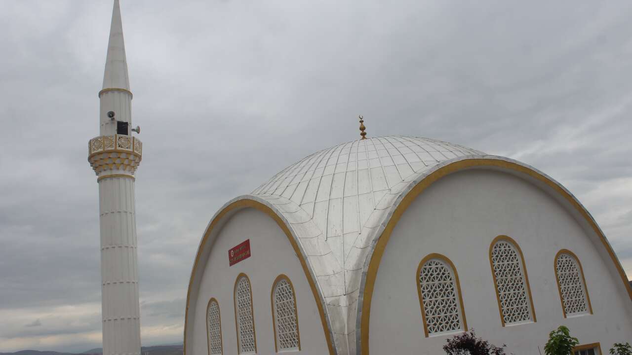 Çiçekdağı’nda Abdulhamid Han Camii İbadete Açıldı: İlk Cuma Namazı Yoğun Katılımla Kılındı
