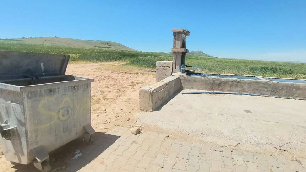 Ovakent’te Çevre Seferberliği: Çeşme Kenarlarına Yerleştirilen Konteynerler Temiz Görüntü Sağladı
