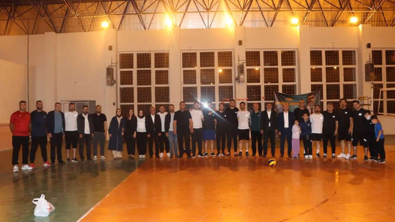 Yerköy’de Kurumlar Arası Voleybol Turnuvası Heyecanı: Milli Eğitim ve Belediye Takımları Sahada Buluştu