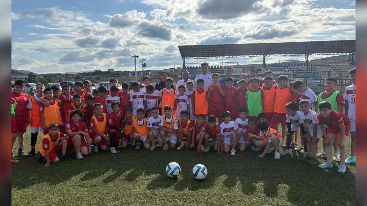 Şefaatli Belediyesi Yaz Futbol Okulu Başladı: Çocuklar Sahada Spor ve Eğlenceyle Buluşuyor