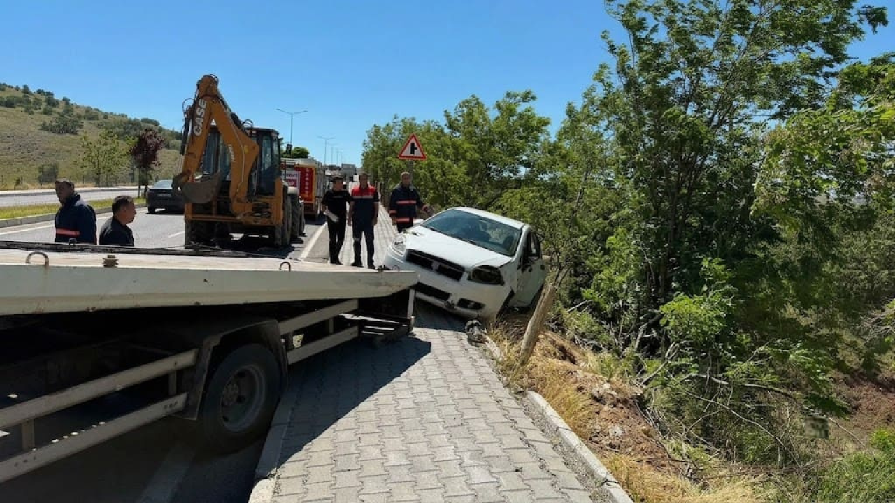 Yozgat'ta Otomobil Şarampole Devrildi: 2 Kişi Yaralandı