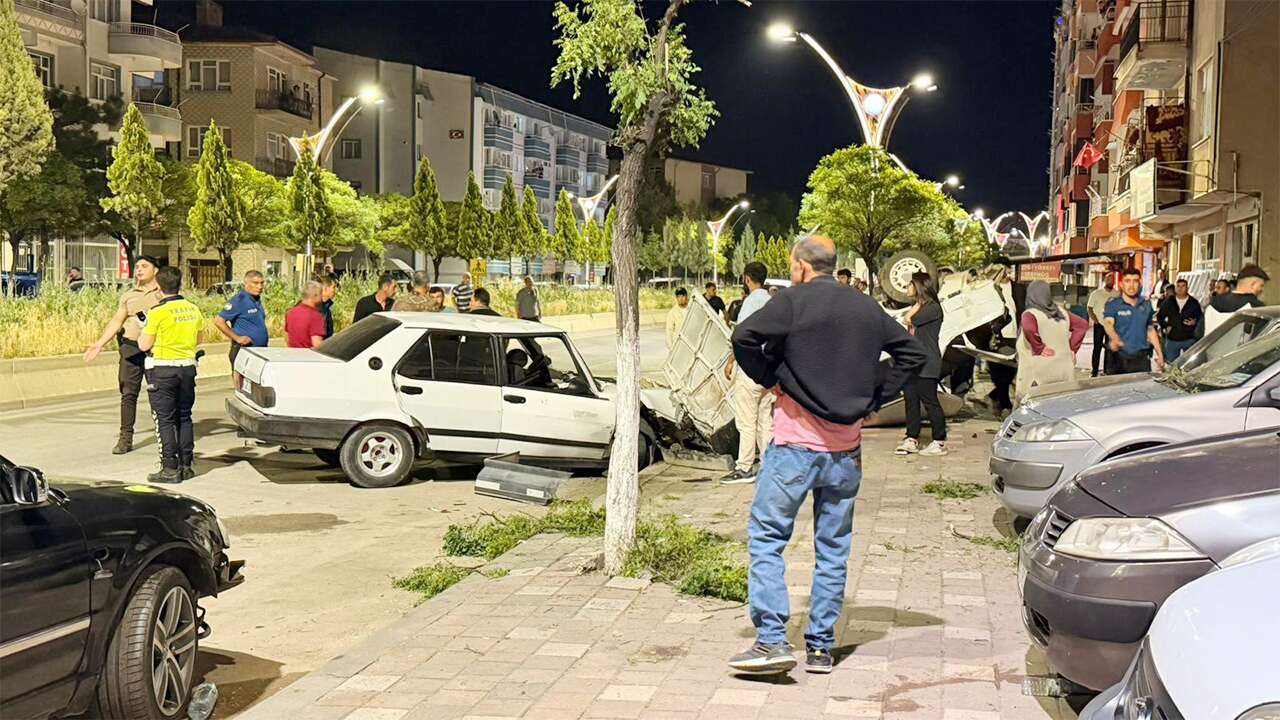 Yozgat’ta zincirleme kaza: Araçlar birbirine girdi!