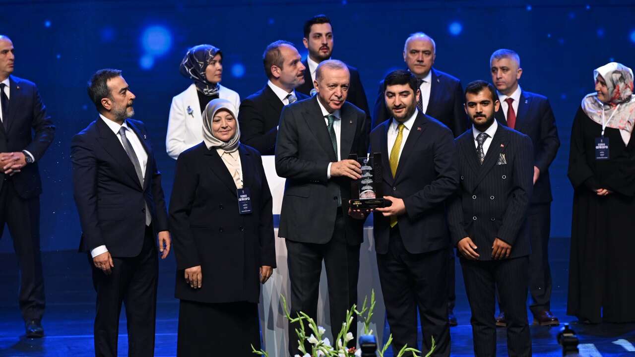 Etimesgut'un Yozgatlı Başkanı Yasin Şenkazan’a Cumhurbaşkanı Erdoğan’dan Başarı Plaketi