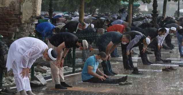Sağanak yağmur altında korona virüs tedbirli 4. cuma namazı