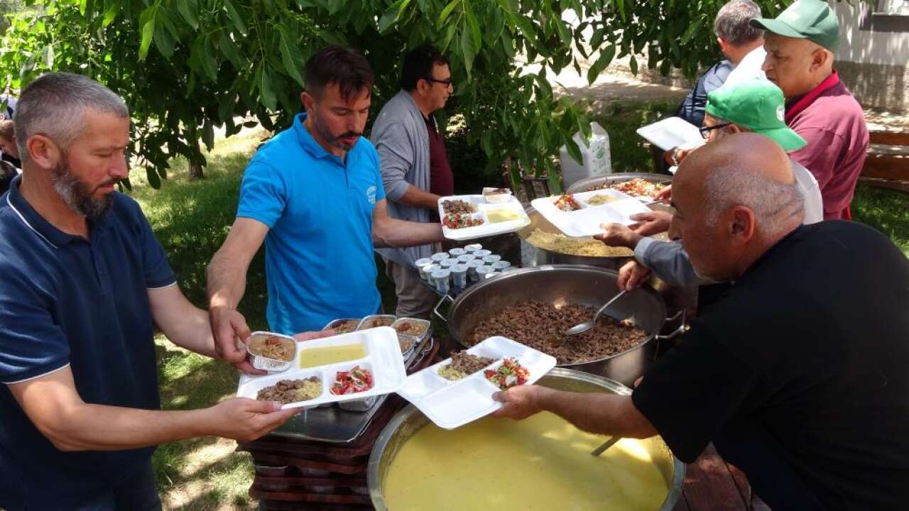 Sorgun'un Aşağıkarakaya Köyünde Aşure Bereketi: 300 Kişi Aynı Sofrada Buluştu