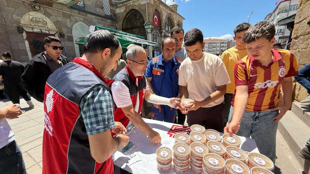 Yozgat’ta  Tarihi Çapanoğlu Camii'nde aşure ikramı