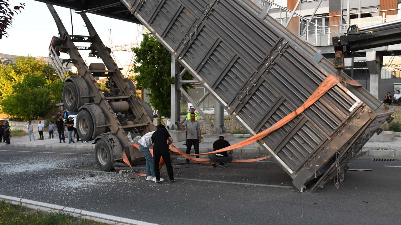 Yozgat'ta Tırın Dorsesi Üst Geçide Takıldı! Yol 1 Saat Trafiğe Kapandı