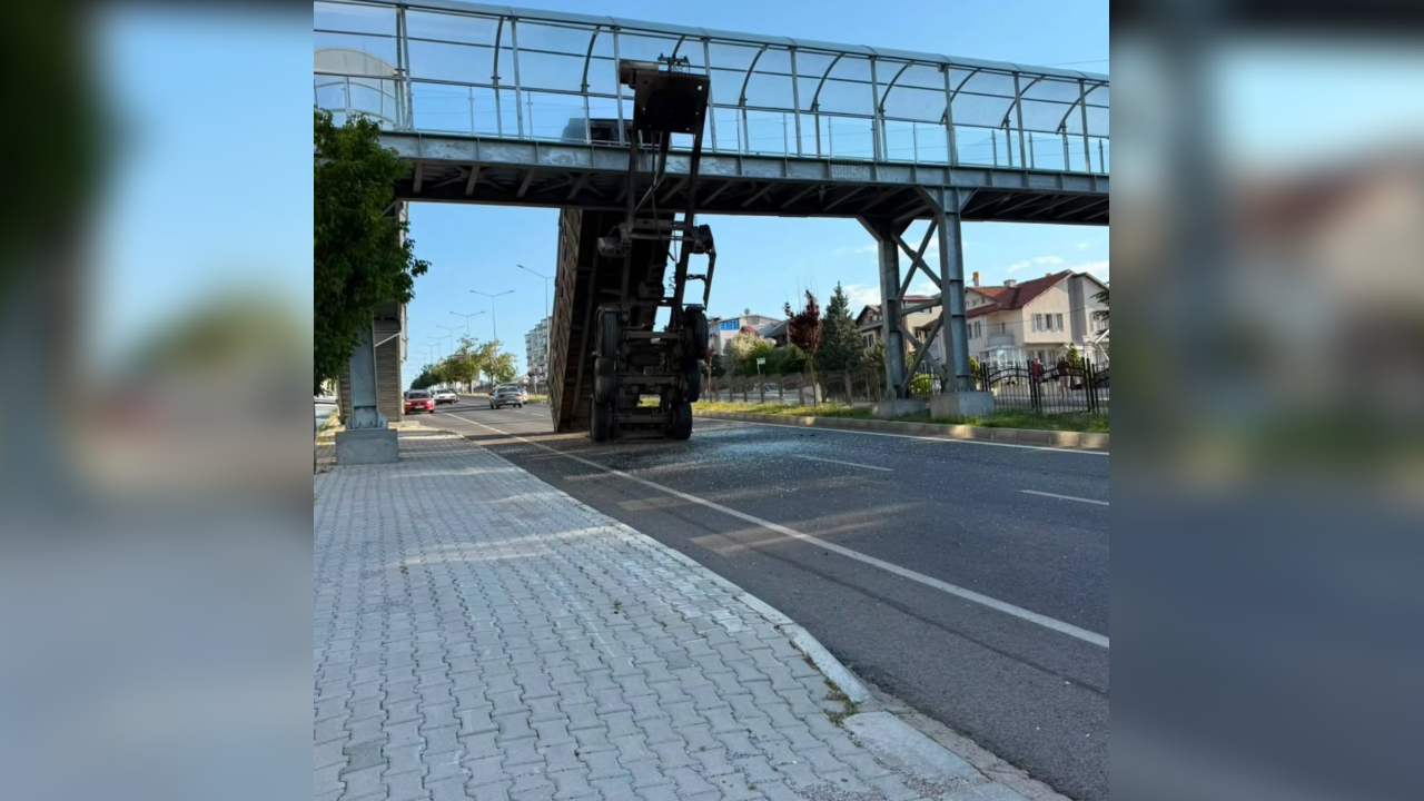 Yozgat'ta Korku Dolu Anlar! Tırın Dorsesi Üst Geçide Takıldı, Yol Ulaşıma Kapandı