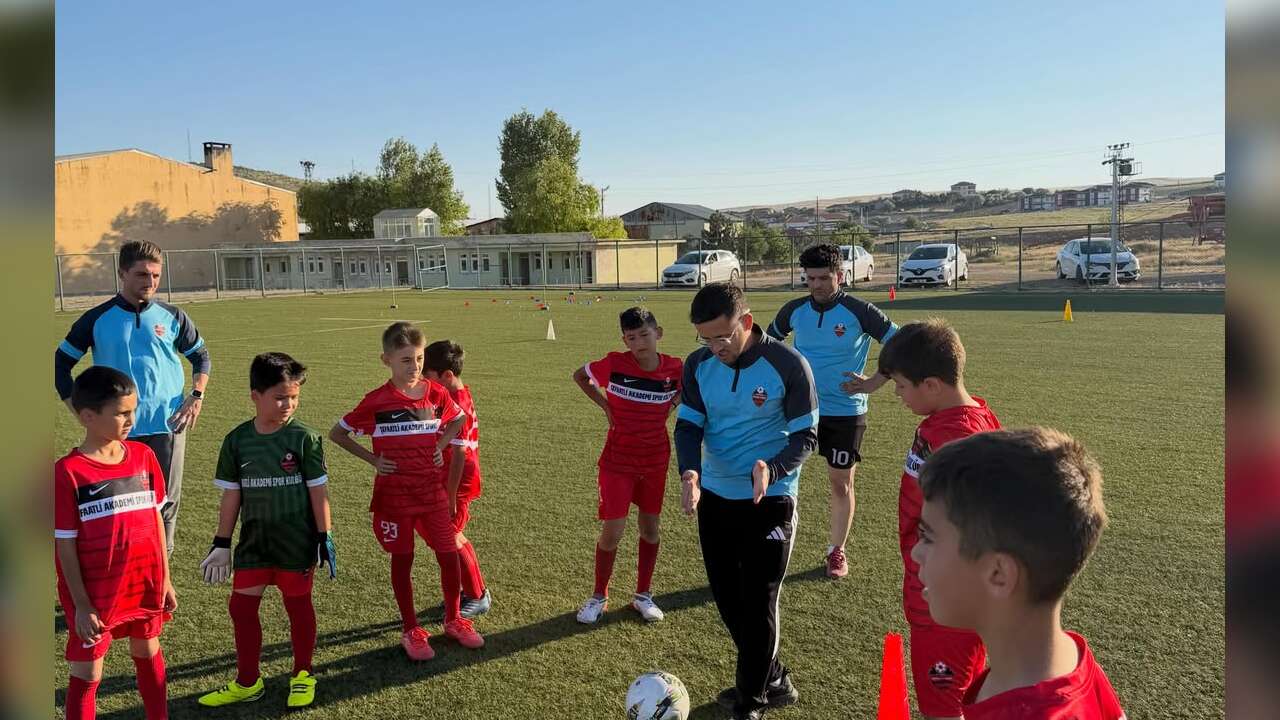 Şefaatli'de Geleceğin Futbolcuları Sahaya İndi! Minik Yetenekler Eğitimlere Başladı