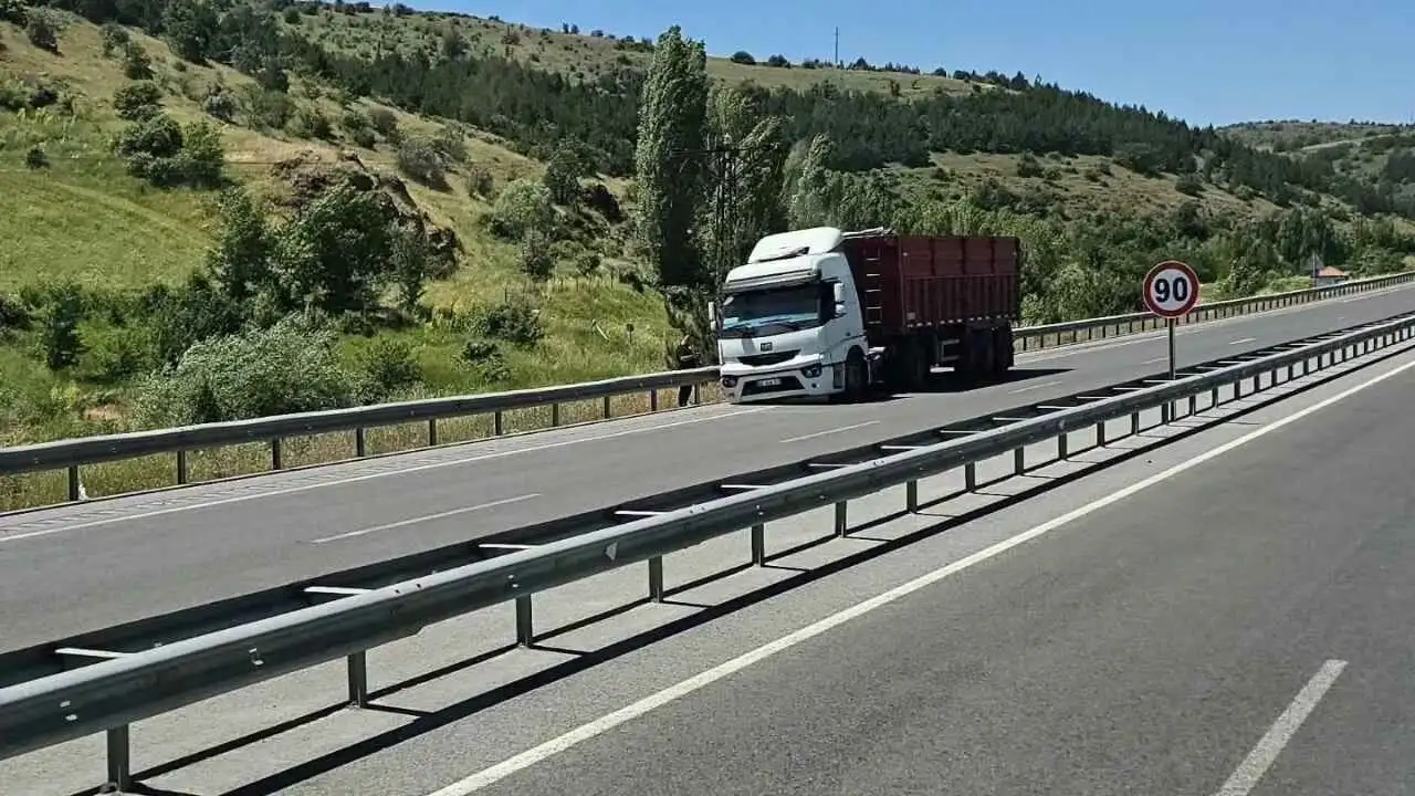 Yozgat'ta Seyir Halindeki Kamyonun Tekeri Koptu! Olası Facia Sürücünün Soğukkanlılığıyla Önlendi