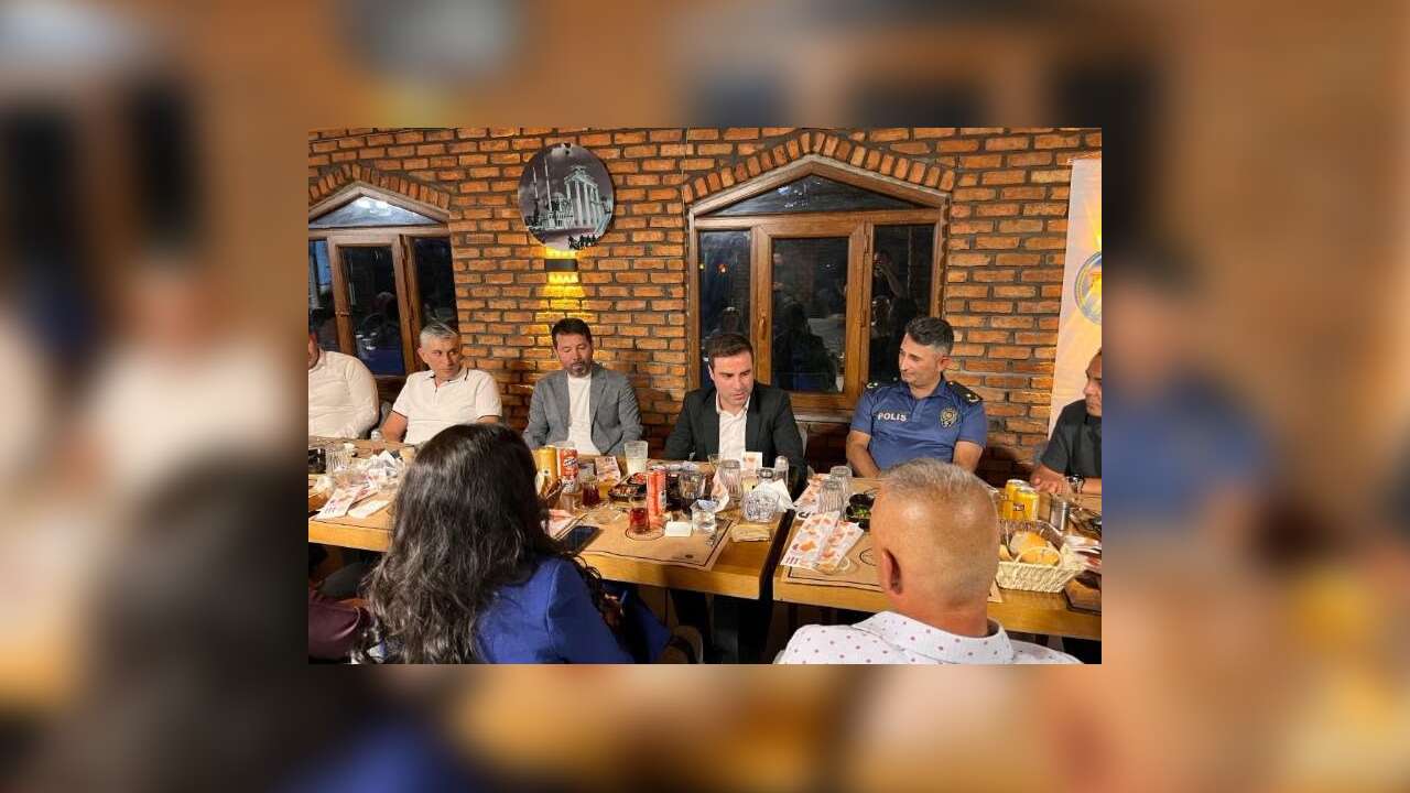 Sarıkaya'da Duygusal Veda! Jandarma Komutanı ve Emniyet Müdürü Onuruna Program Düzenlendi