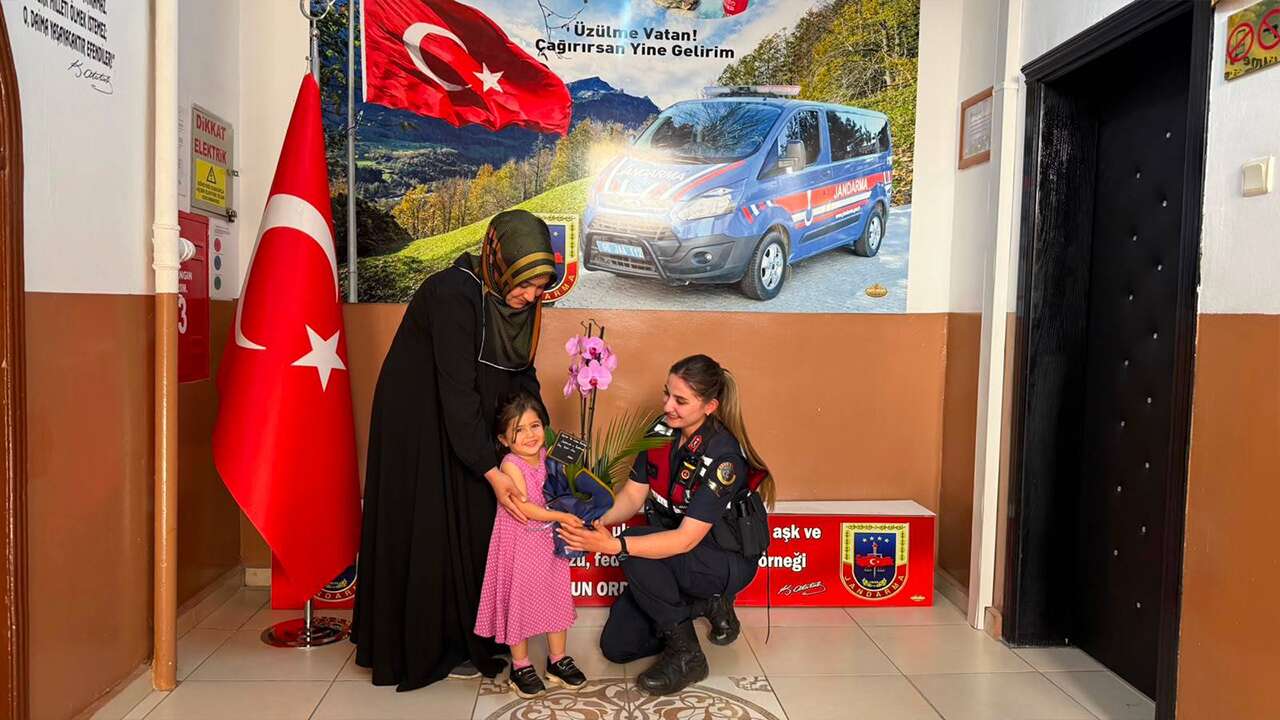 Yozgat’ta haftalar öne kaybolmuştu: Minik Aybüke’den Jandarma’ya ziyaret!