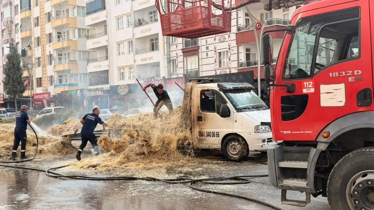 Seyir Halindeki Saman Yüklü Kamyon Alev Aldı! Yerköy'de Panik Dolu Anlar