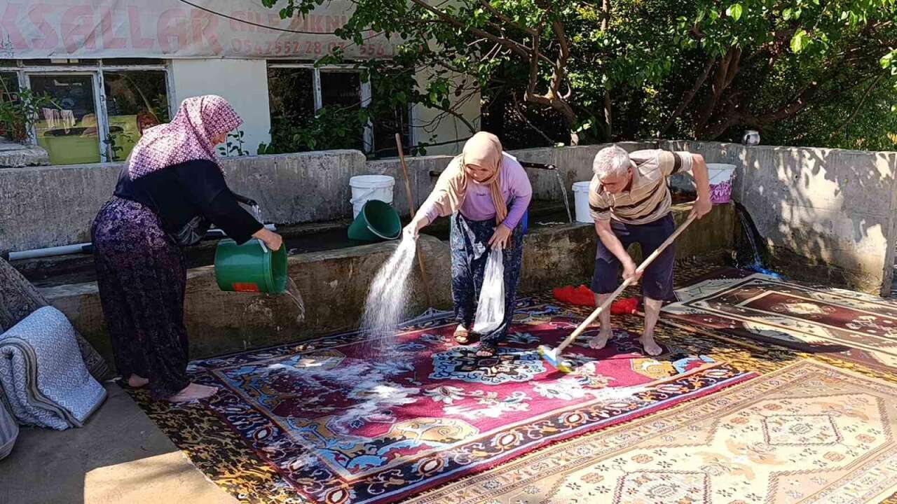 Yozgat'ta Asırlık Gelenek Yaşatılıyor! Halılar Buz Gibi Kaynak Suyunda Yıkanıyor