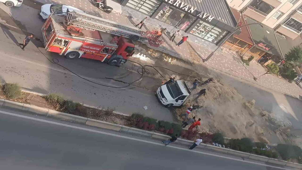 Yozgat'ta Seyir Halindeki Saman Yüklü Kamyonet Alev Aldı!