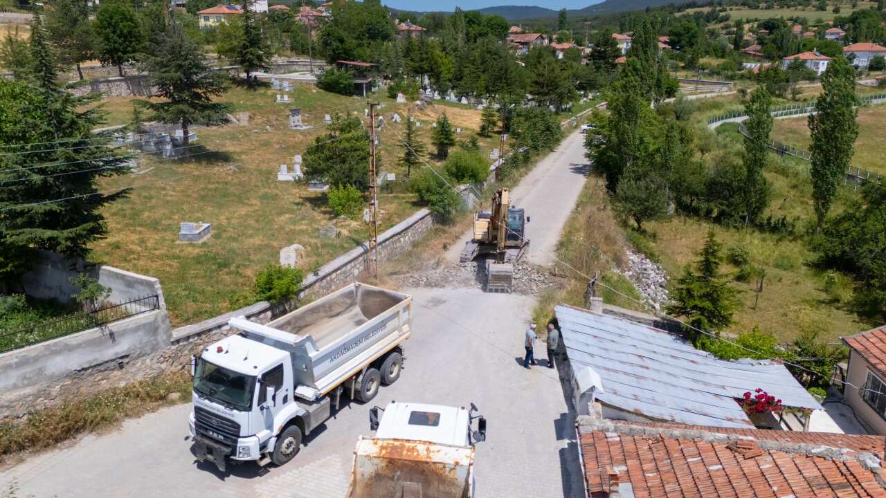 Akdağmadeni'nde Yol Seferberliği Sürüyor! Başkan Yalçın: Daha Güvenli ve Modern Bir İlçe İçin Çalışıyoruz