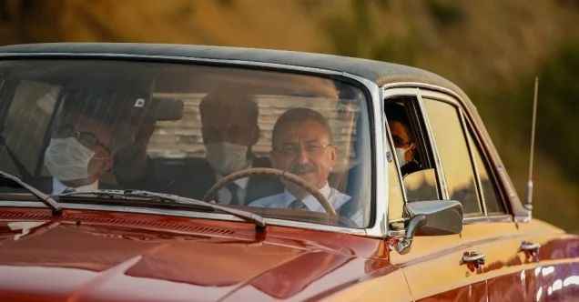 Cumhurbaşkanı Yardımcısı Fuat Oktay, makam aracını bırakıp şoför koltuğuna oturdu