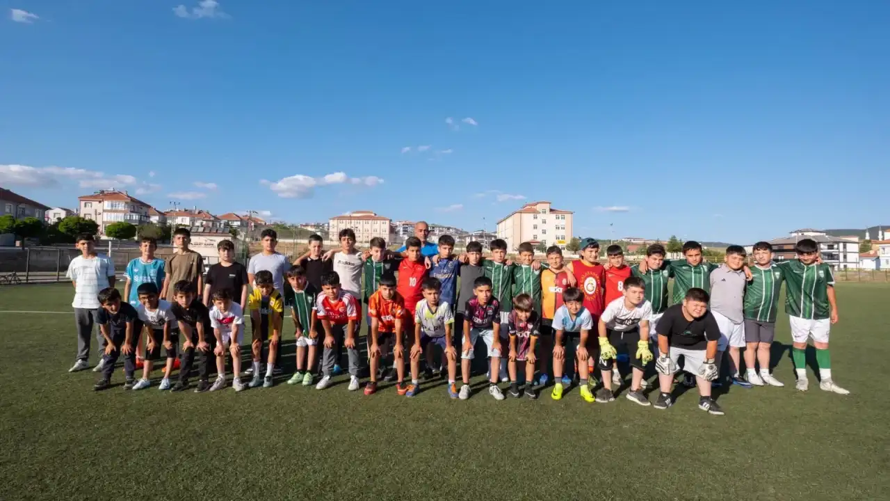Akdağmadeni'nde Yaz Futbol Okulu Başladı! Minik Yetenekler Sahaya İndi