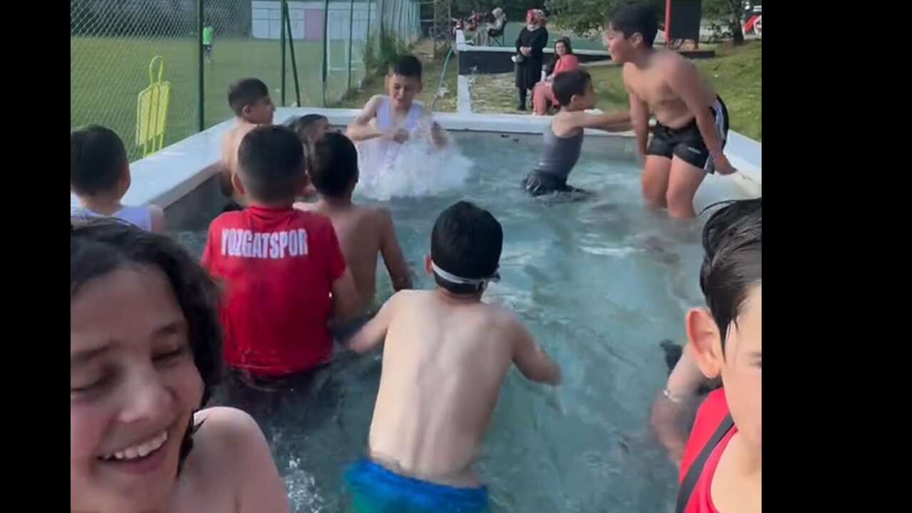 Yozgat'ta Minik Futbolcuların Serinleme Molası Gülümsetti!