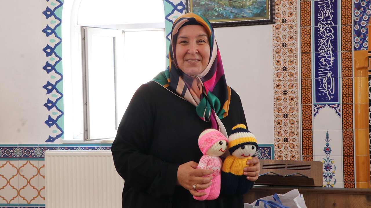 Yozgat’ta çocukların yüzünü güldürmek için ördüğü bebekleri Kur'an kursu öğrencilerine hediye etti