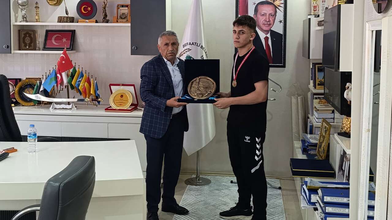 Yozgatlı Türkiye Şampiyonu Emir Kayra Şahin'e Başkan Bozkurt'tan Tebrik