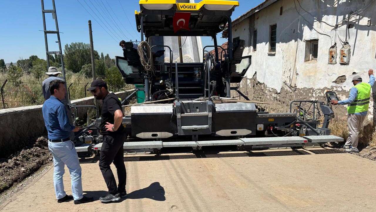 Sorgun'da köy yollarında bakım ve asfalt çalışmaları sürüyor