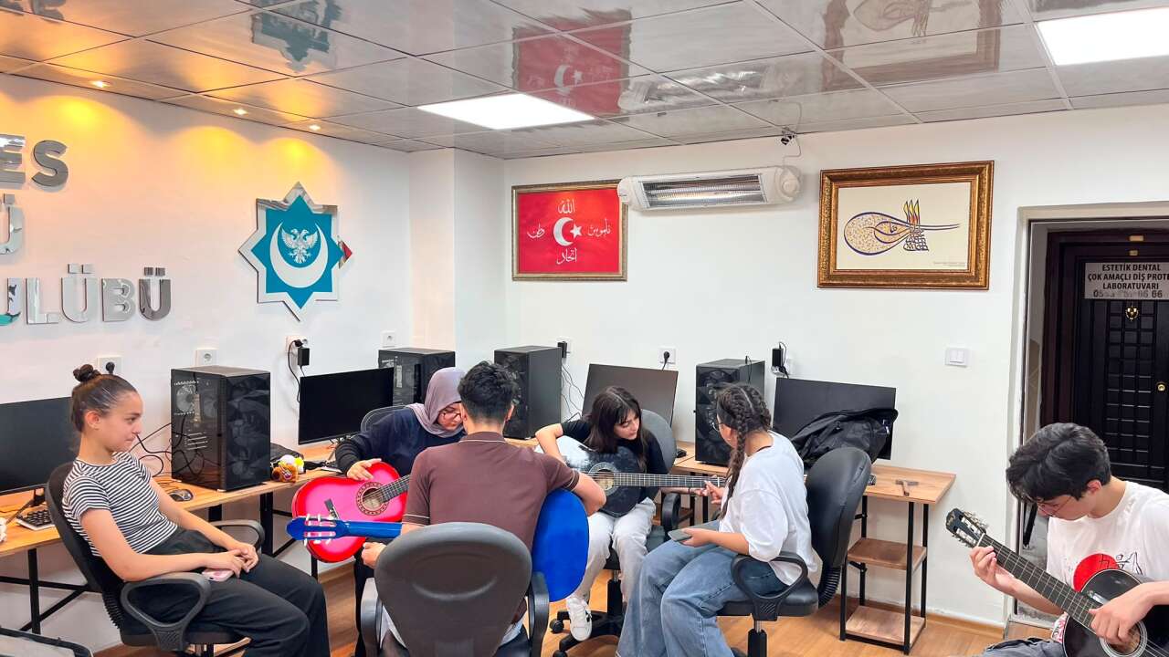 Ülkü Ocakları Yozgat'ta Gençler Gitarla Geleceğe Hazırlanıyor