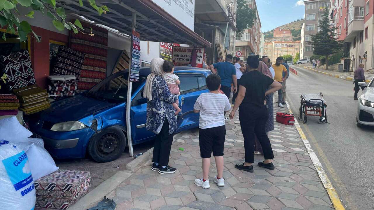Yozgat'ta Korkutan Kaza! Araç İş Yerine Daldı, 1 Kişi Yaralandı