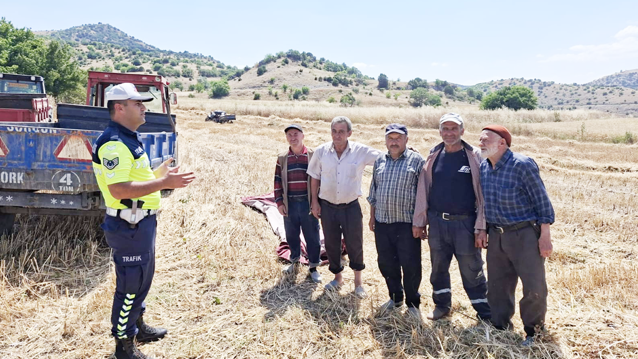 Yozgat’ta Jandarmadan Hasat Sezonu Denetimi: Biçerdöver ve Traktörler Kontrol Edildi