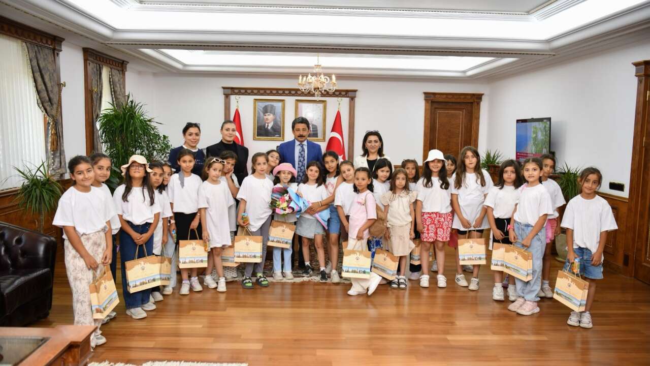 Kırşehir Valisi Demiryürek Çiçekdağlı Öğrencileri Makamında Ağırladı