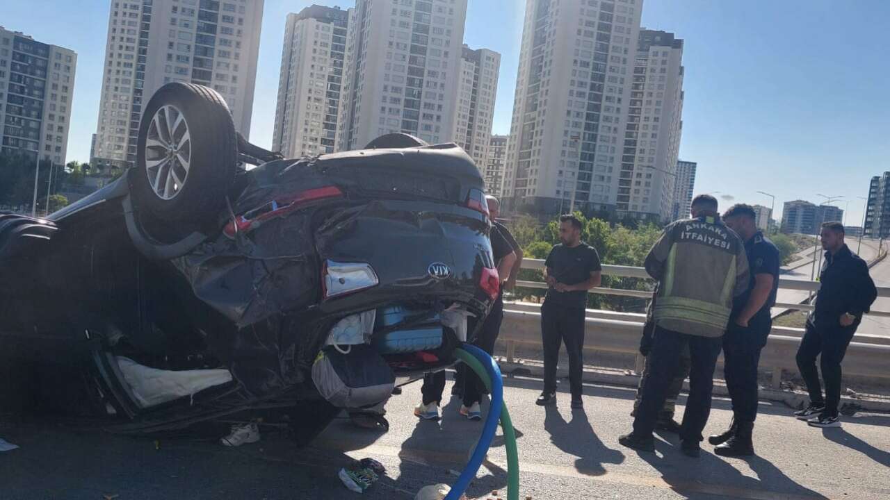 Ankara'da Trafik Kazası: Çarpışan Otomobillerden Biri Takla Attı Yaralılar Var
