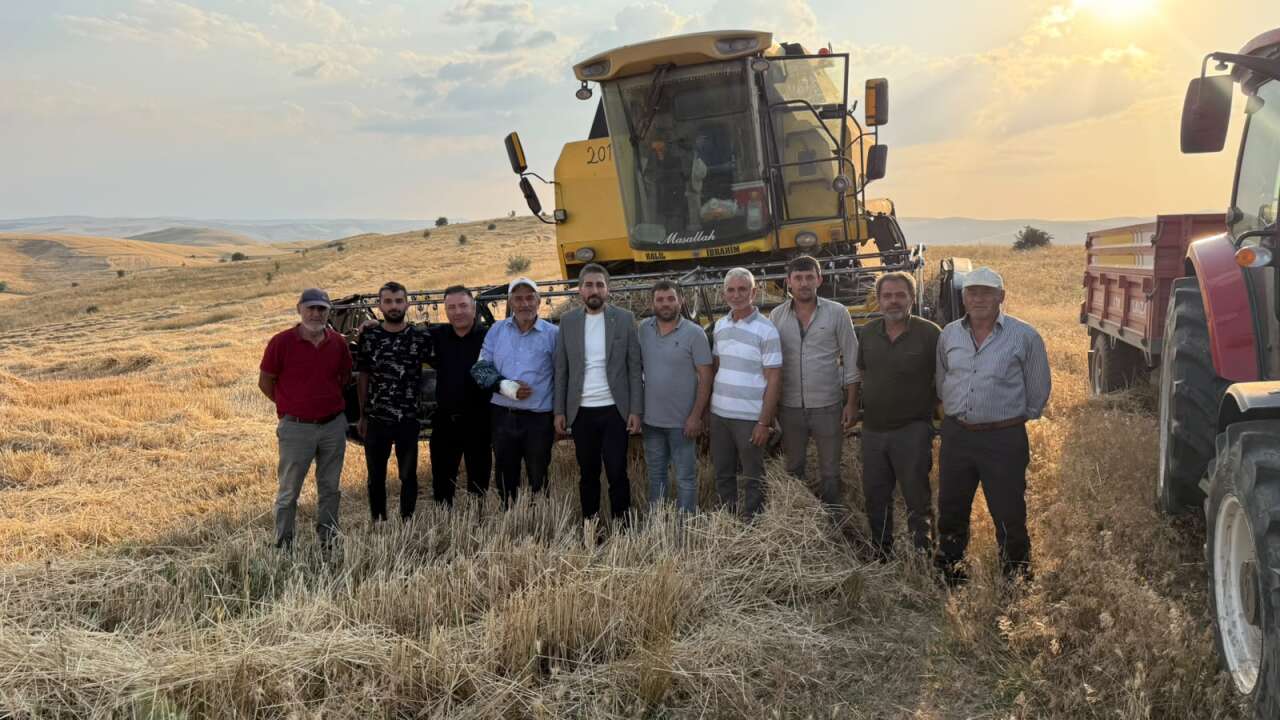AK Parti Yozgat Merkez ilçe teşkilatından Hasat Yapan Çiftçilere Ziyaret