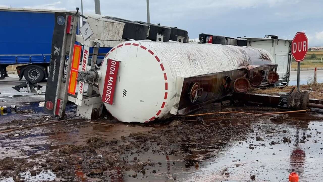 Yozgat Karayolu’nda tır ile tanker çarpıştı: Ortalık savaş alanına döndü!