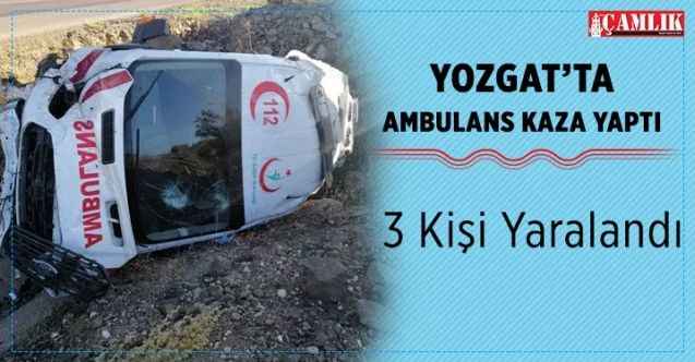Ambulans kaza yaptı 3 yaralı
