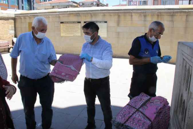 Yozgat Belediyesi'nden vatandaşa seccade